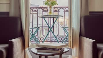 Junior Suite Balcon | ํ
๋ผ์ค/ํํฐ์ค