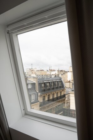 Suite Lafayette | Premium bedding, minibar, in-room safe, desk - Hôtel Petit Lafayette (Paris)