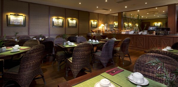 Daily buffet breakfast for a fee - XO Hotel (Paris)