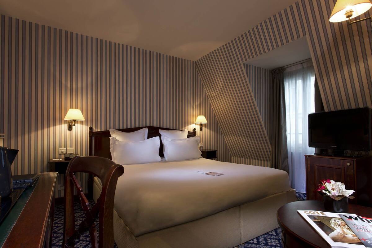 Minibar, in-room safe, iron/ironing board, free cribs/infant beds