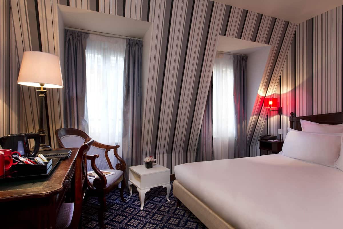 Classic Room | Minibar, in-room safe, iron/ironing board, free cribs/infant beds