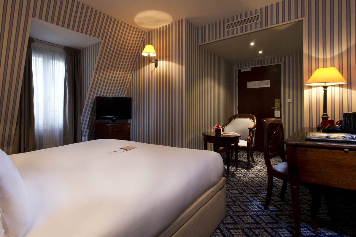 Family Room | Minibar, in-room safe, iron/ironing board, free cribs/infant beds