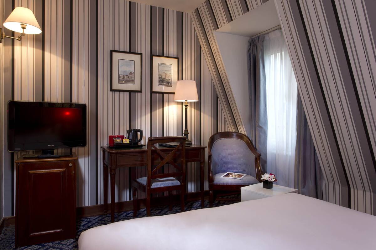 Minibar, in-room safe, iron/ironing board, free cribs/infant beds