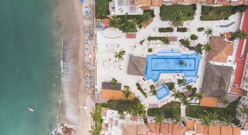 ビーチ、サンラウンジャー、ビーチパラソル、ビーチでのマッサージ