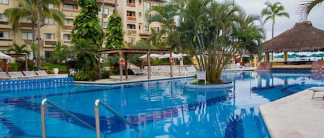 Standard-huone, osittainen valtamerinäköala | Ulkouima-allas | 3 ulkouima-allasta avoinna 8.00–20.00, aurinkovarjoja, aurinkotuoleja