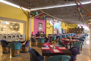 6 restaurants, servant le déjeuner et le dßner; cuisine internationale