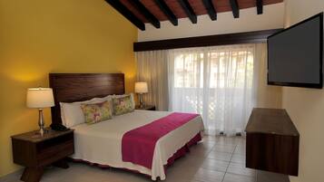 Standard Mountain Section (Antes Villas Vallarta) | Caja de seguridad en la habitación y escritorio