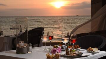 6 restaurants, breakfast, lunch, dinner served; international cuisine