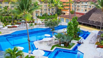 3 albercas al aire libre, sombrillas en la alberca y camastros