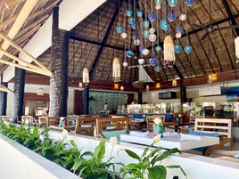 6 か所のレストラン、朝食、ランチ、ディナーに営業 (多国籍料理)