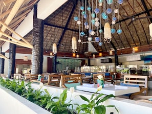 6 restaurants, breakfast, lunch, dinner served; international cuisine