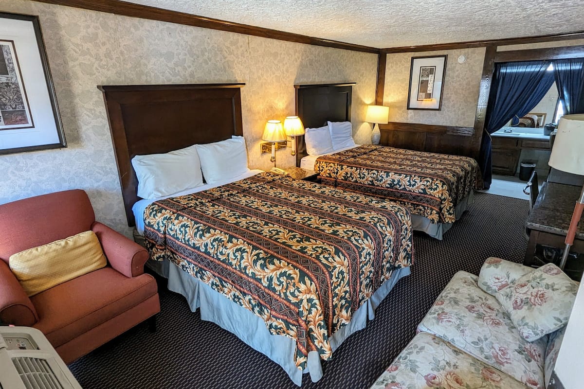 Suite | Desk, iron/ironing board, rollaway beds, free WiFi