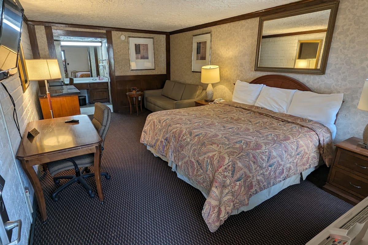 Suite | Desk, iron/ironing board, rollaway beds, free WiFi