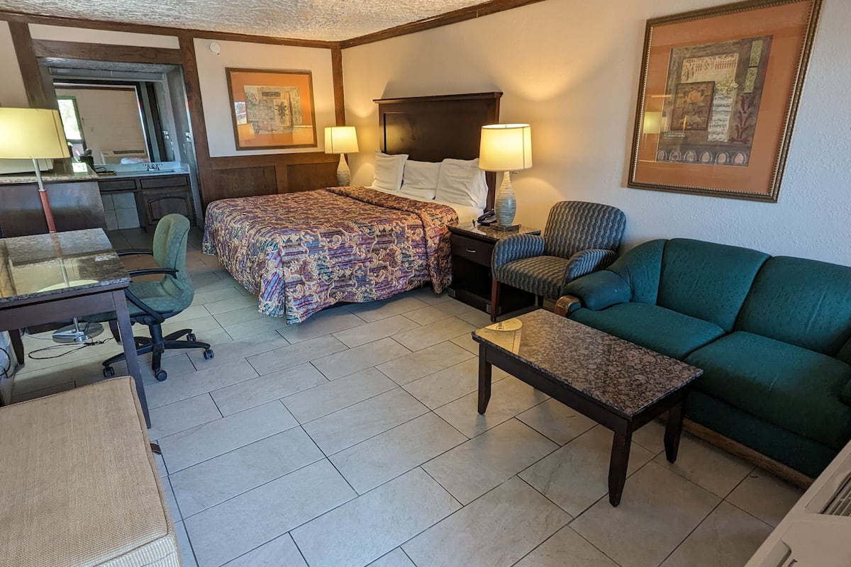 Standard Room | Desk, iron/ironing board, rollaway beds, free WiFi