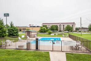 Una piscina al aire libre de temporada