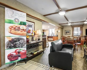 Lobby sitting area - Quality Inn and Suites (Springfield)