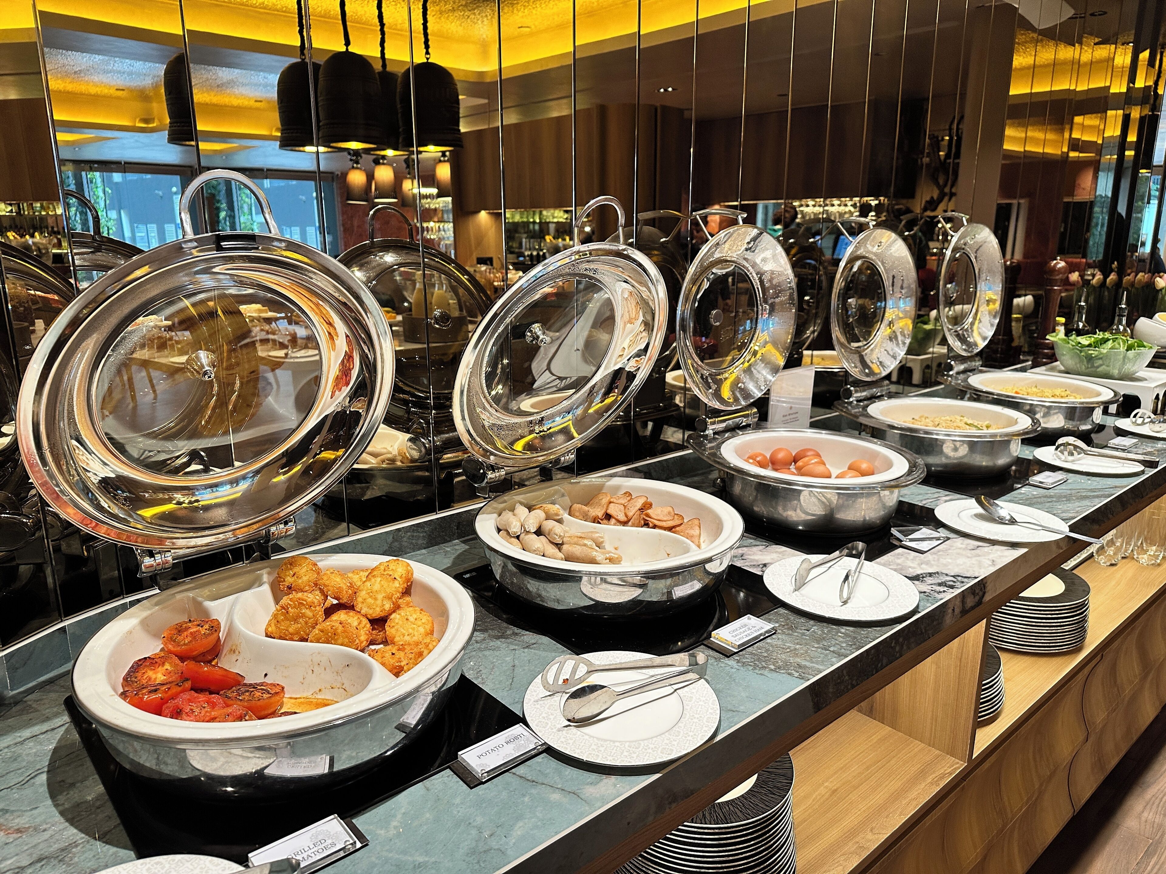 Daily buffet breakfast (SGD 42 per person)