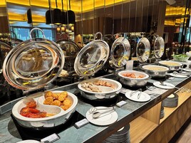 Desayuno buffet diario (SGD 42 por persona)
