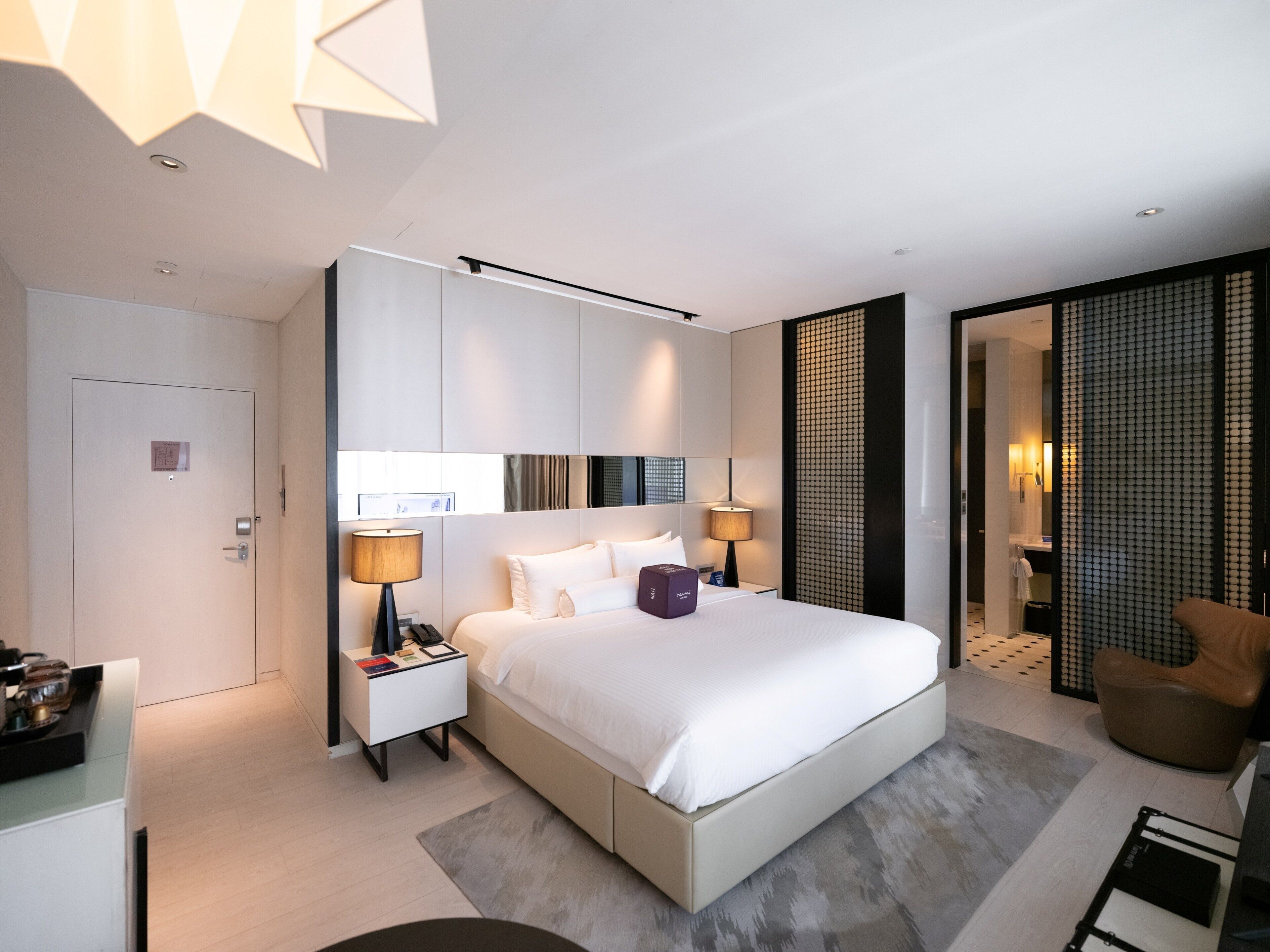Design Room | Egyptian cotton sheets, premium bedding, free minibar, in-room safe