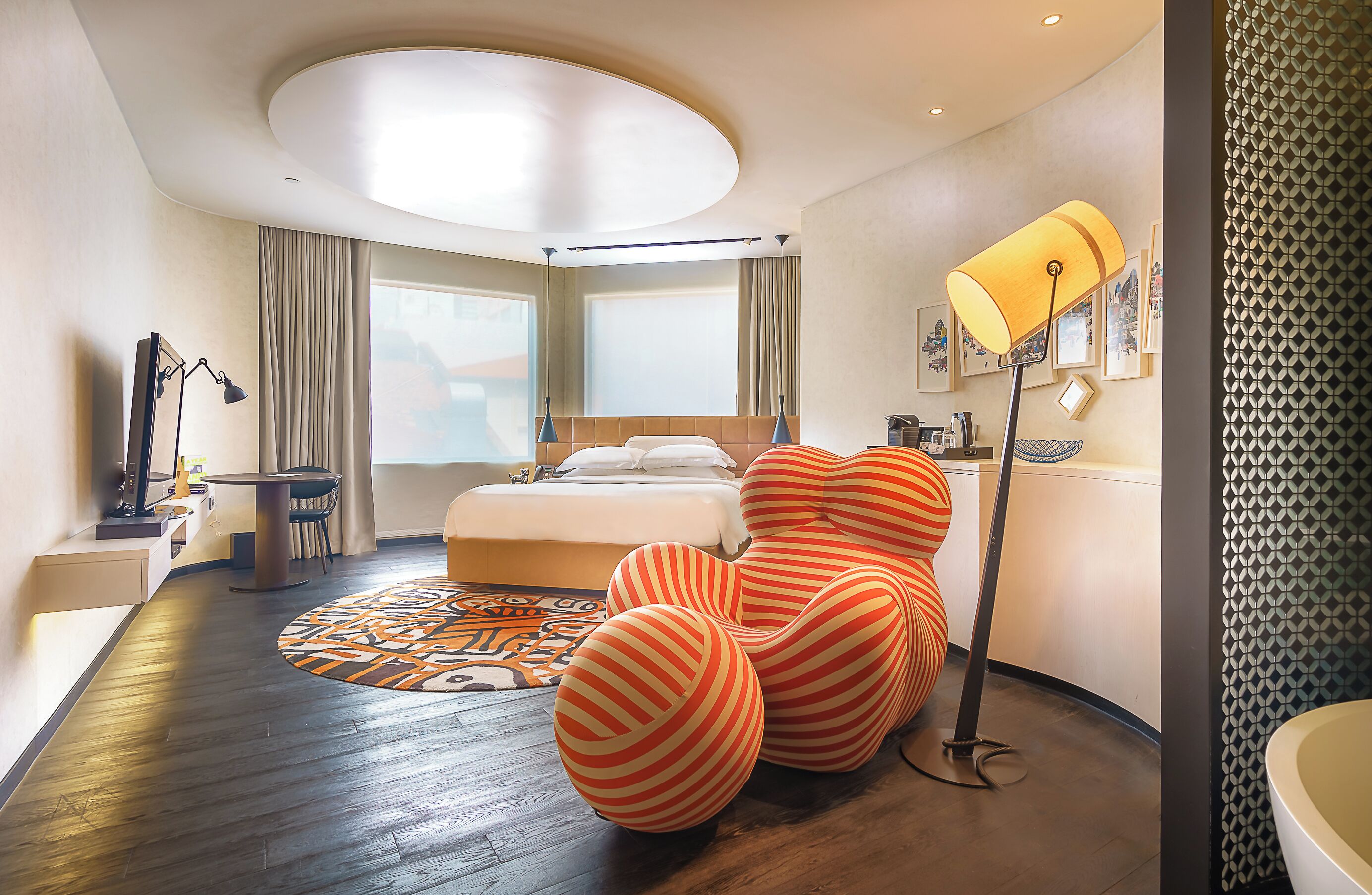 デザイン ルーム | エジプト綿のシーツ、高級寝具、ミニバー (無料)、セーフティボックス (室内)