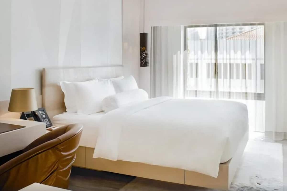 Egyptian cotton sheets, premium bedding, minibar (free items)