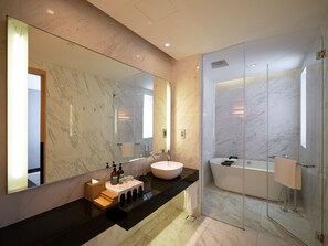 Familiekamer, 2 slaapkamers, op de hoek | Badkamer | Gratis toiletartikelen, een haardroger, badjassen, pantoffels