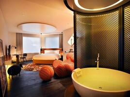 Design Room | Egyptian cotton sheets, premium bedding, free minibar, in-room safe