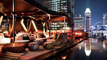 Piscina externa, espreguiçadeiras