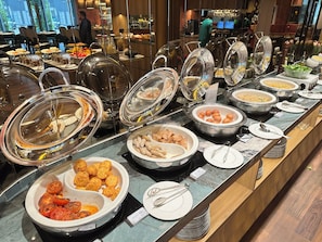 Buffet déjeuner servi tous les jours en supplément