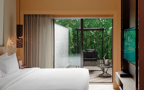 Patio Room | Egyptian cotton sheets, premium bedding, free minibar, in-room safe - Naumi Hotel Singapore (Singapore)