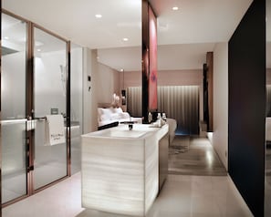 Douche, douche à « effet pluie », articles de toilette de luxe