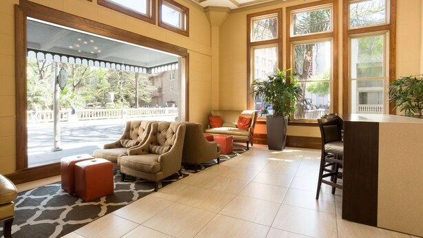 Un vestíbulo espacioso con zona de estar, ventanas amplias y vistas al exterior.
