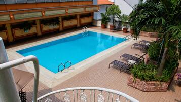 Una piscina al aire libre (de 08:30 a 18:00), tumbonas