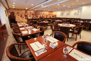 Aperto a colazione, pranzo e cena, cucina locale 