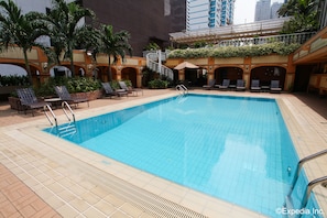 Piscina externa, funciona das 8h30 às 18h, espreguiçadeiras