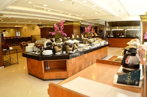 Desayuno buffet (SGD 20 por persona) 