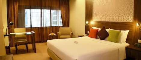 Premier Double Room | Minibar, in-room safe, desk, soundproofing