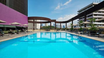 2 ulkouima-allasta avoinna 6.00–21.00, aurinkotuoleja