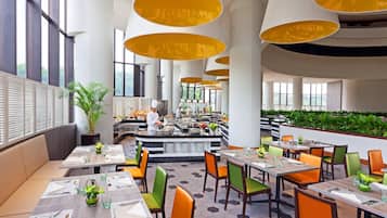 2 restaurants; breakfast, lunch and dinner served