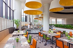2 restaurants, breakfast, lunch, dinner served; Halal dishes  - Holiday Inn Singapore Atrium by IHG (Singapore)