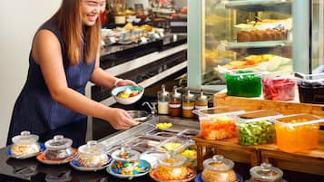 2 restaurants servant le petit déjeuner, le déjeuner et le dîner