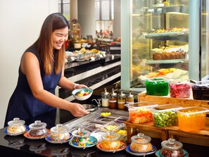 2 restaurants; breakfast, lunch and dinner served 