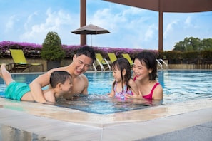 2 piscines extérieures, chaises longues