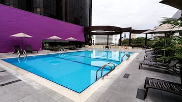 2 室外游泳池,06:00 至 21:00 开放,日光浴躺椅