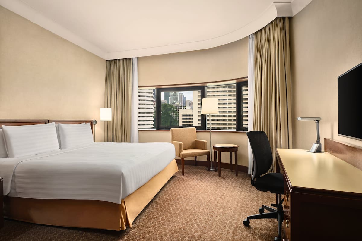Standard Room, 1 Queen Bed | 1 bedroom, minibar, in-room safe, desk