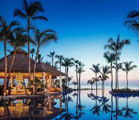 Cocktail bar, ocean views. One&Only Palmilla, Los Cabos