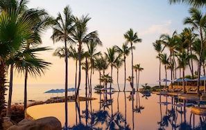 2 piscinas al aire libre, cabañas de piscina gratuitas, sombrillas