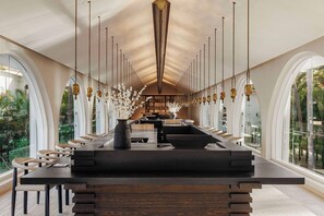 4 restaurants, serveren ontbijt, lunch, diner, Mediterrane gerechten