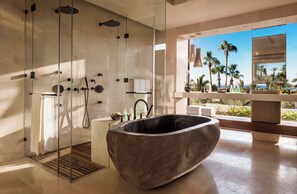 Villa (One) | Baño | Tina con regadera y regadera tipo lluvia 