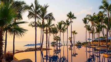 2 outdoor pools, free pool cabanas, pool umbrellas